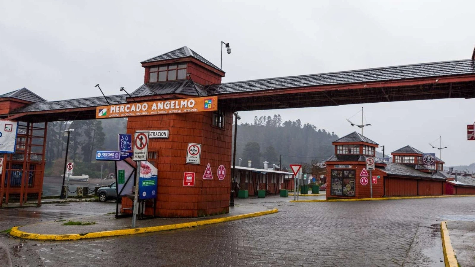 Mercado y Caleta de Angelmó Puerto Montt mariscos frescos pescadores artesanía chilota