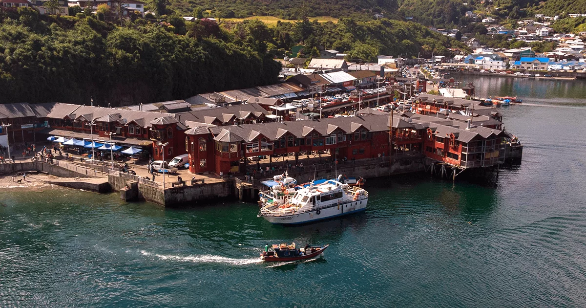 Caleta Angelmó Puerto Montt botes pescadores mariscos frescos artesanía chilota