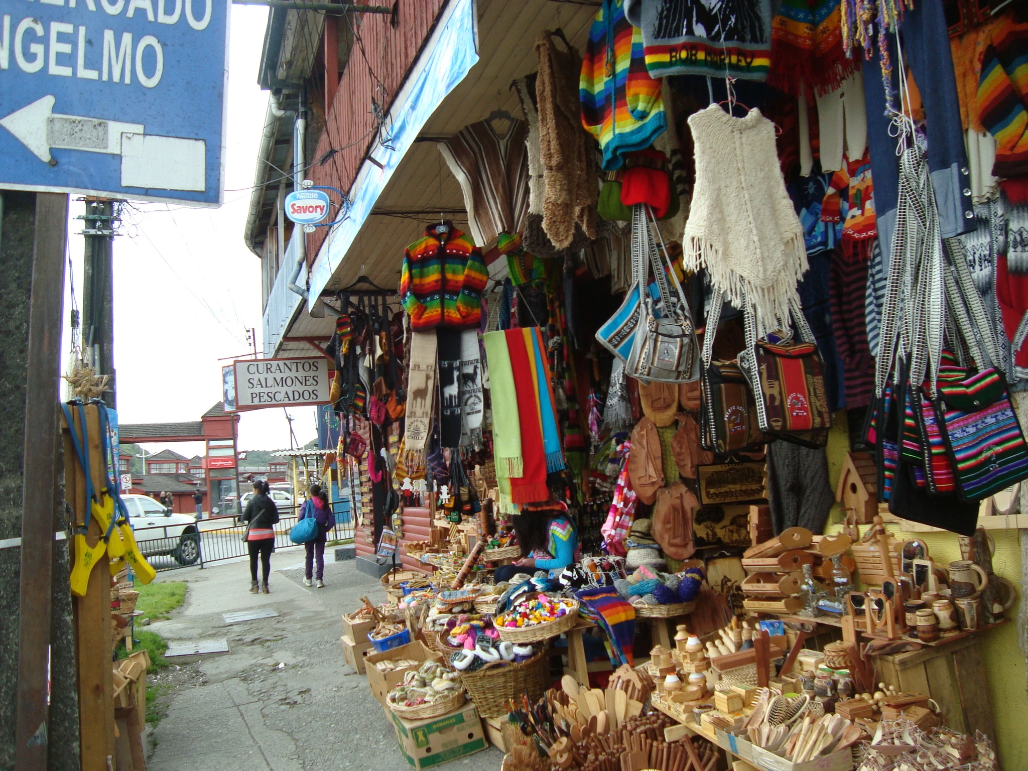 Feria artesanía chilota Angelmó lana madera mimbre Puerto Montt