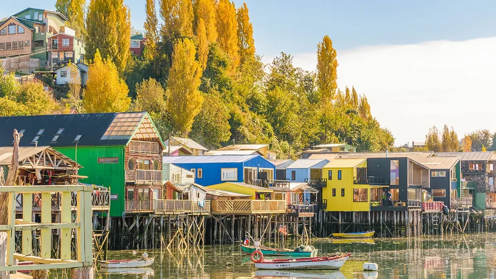 Chiloé palafitos Castro iglesias UNESCO archipiélago ferry Puerto Montt Patagonia