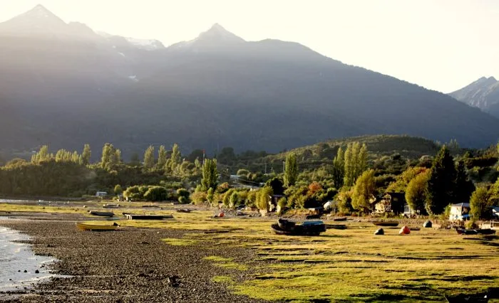 Fiordo de Cochamó kayak aguas tranquilas delfines australes sur Chile