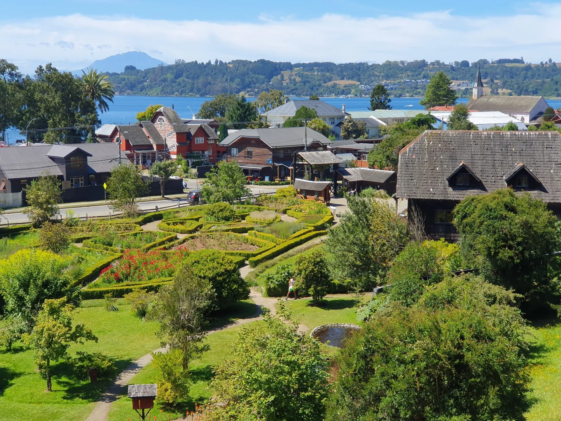 Casonas alemanas y jardines de rosas Frutillar Bajo Lago Llanquihue