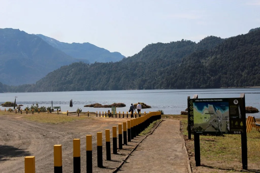 Kayak en el Lago Chapo con vista a la cordillera y el Calbuco