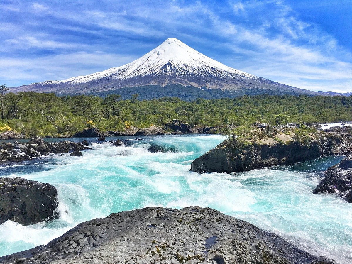 Saltos del Petrohué cascadas roca volcánica negra volcán Osorno Parque Vicente Pérez Rosales