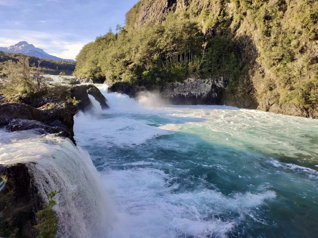 Saltos del Petrohué cascadas roca volcánica negra volcán Osorno al fondo