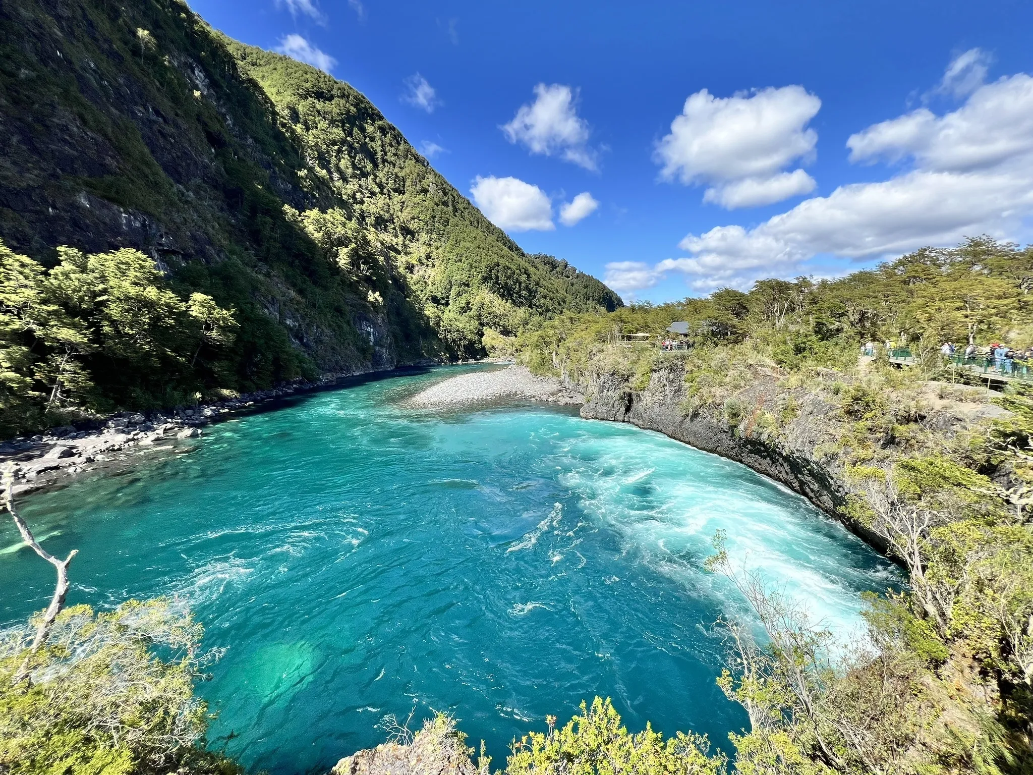 Río Petrohué aguas turquesa canales volcánicos Patagonia Chile