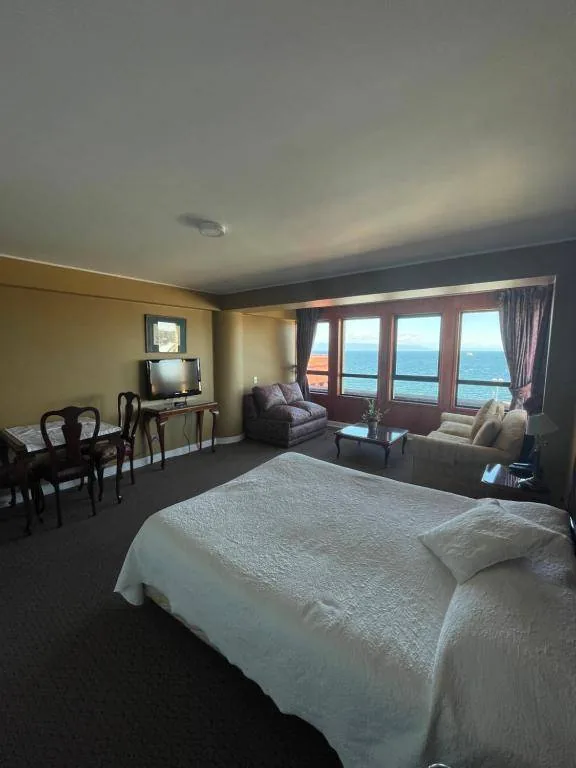 Habitación Doble Superior con vista panorámica al Seno de Reloncaví en Apart Hotel Colón Puerto Montt