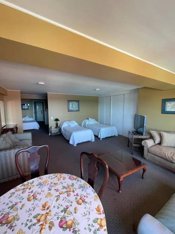 Suite triple con tragaluces en Apart Hotel Colón Puerto Montt