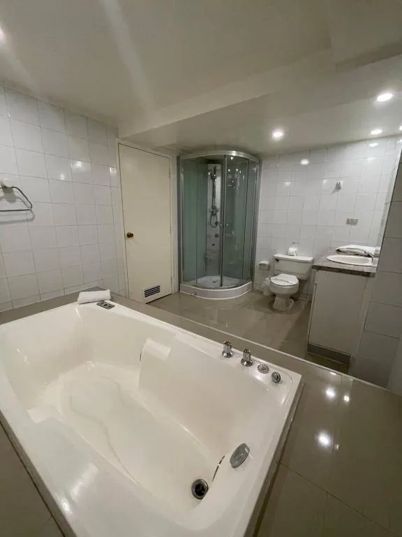 Baño moderno en Apart Hotel Colón Puerto Montt